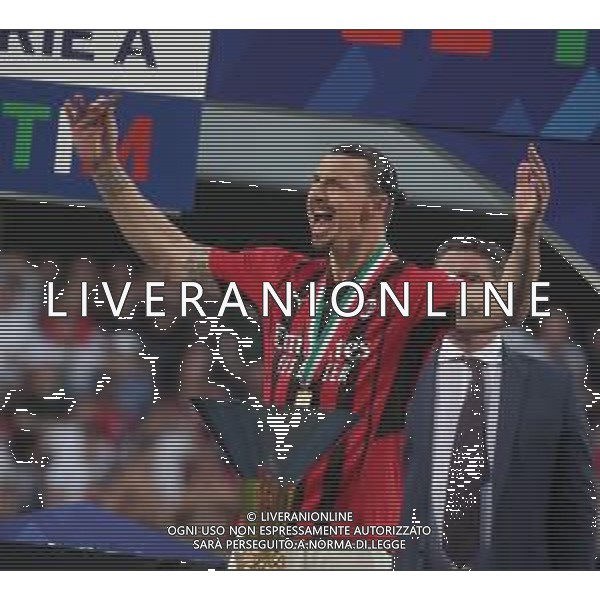 SASSUOLO - MILAN CAMPIONATO CALCIO SERIE A TIM 22.05.2022 NELLA FOTO ESULTANZA E FESTEGGIAMENTI A FINE GARA PER LA VITTORIA DELLO SCUDETTO - PREMIAZIONE ZLATAN IBRAHIMOVIC CON IL TROFEO COPPA ©SANTANDREA/AGENZIA ALDO LIVERANI SAS