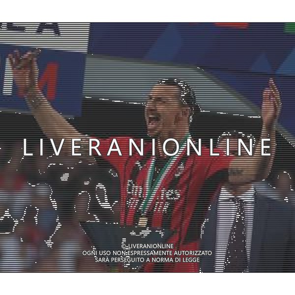 SASSUOLO - MILAN CAMPIONATO CALCIO SERIE A TIM 22.05.2022 NELLA FOTO ESULTANZA E FESTEGGIAMENTI A FINE GARA PER LA VITTORIA DELLO SCUDETTO - ZLATAN IBRAHIMOVIC PREMIAZIONE ©SANTANDREA/AGENZIA ALDO LIVERANI SAS