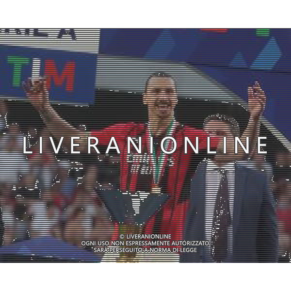 SASSUOLO - MILAN CAMPIONATO CALCIO SERIE A TIM 22.05.2022 NELLA FOTO ESULTANZA E FESTEGGIAMENTI A FINE GARA PER LA VITTORIA DELLO SCUDETTO - ZLATAN IBRAHIMOVIC PREMIAZIONE ©SANTANDREA/AGENZIA ALDO LIVERANI SAS