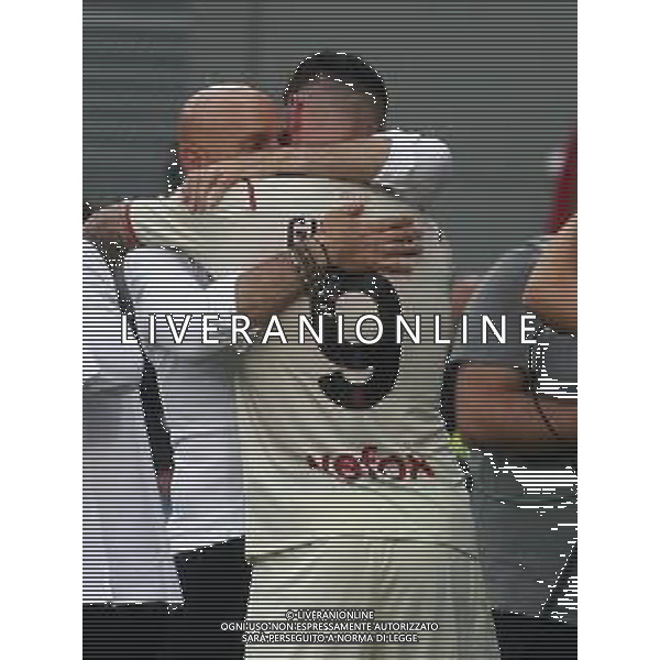 SASSUOLO - MILAN CAMPIONATO CALCIO SERIE A TIM 22.05.2022 NELLA FOTO ESULTANZA E FESTEGGIAMENTI A FINE GARA PER LA VITTORIA DELLO SCUDETTO - L\'ALLENATORE STEFANO PIOLI CON OLIVIER GIROUD ABBRACCIO ©SANTANDREA/AGENZIA ALDO LIVERANI SAS
