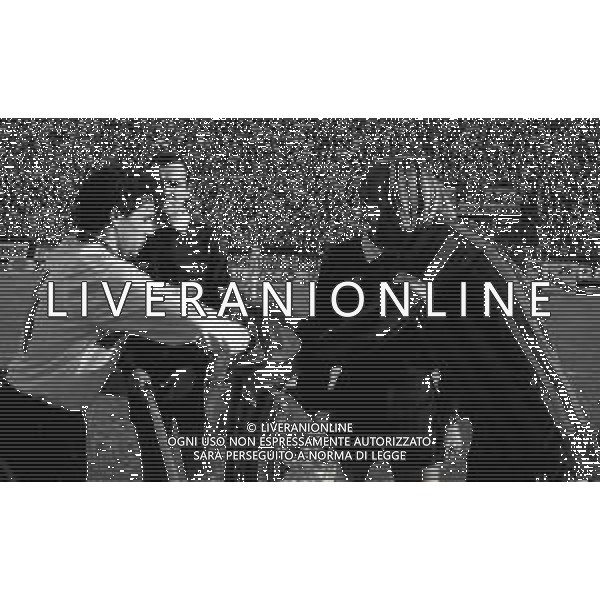 29-01-1989 BERGAMO CAMPIONATO DI CALCIO SERIE A ATALANTA -INTER 1-1 NELLA FOTO GIUSEPPE BARESI E GLEN PETER STROMBERG SCAMBIO DEI GAGLIARDETTI DAVANTI ALL\'ARBITRO CARLO LONGHI AG ALDO LIVERANI SAS