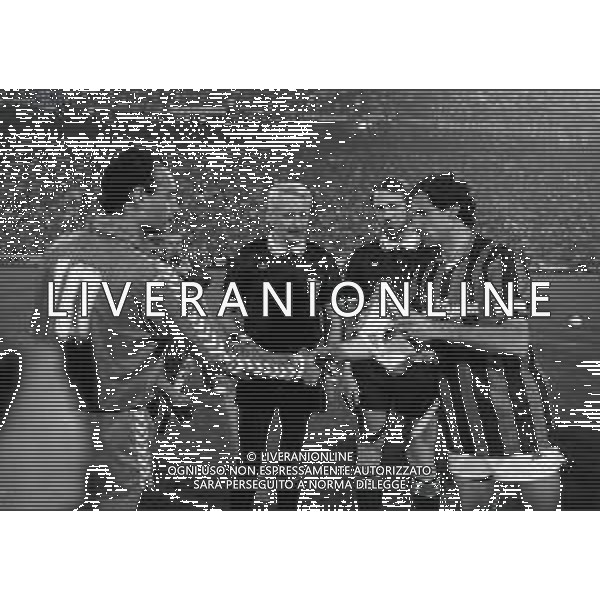 19-04-1989 MILANO SEMIFINALE DI RITORNO COPPA CAMPIONI MILAN-REAL MADRID 5-0 NELLA FOTO RICARDO GALLEGO E FRANCO BARESI I DUE CAPITANI SI SCAMBIANO I GAGLIARDETTI DAVANTI ALL\'ARBITRO ALEXIS PONNET AG ALDO LIVERANI SAS