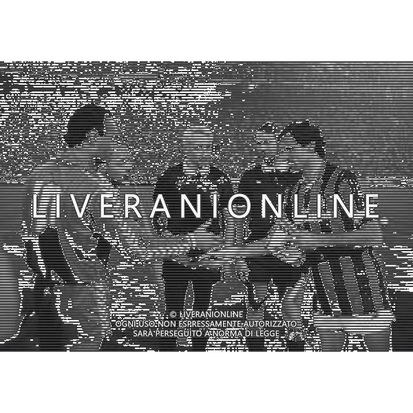 19-04-1989 MILANO SEMIFINALE DI RITORNO COPPA CAMPIONI MILAN-REAL MADRID 5-0 NELLA FOTO RICARDO GALLEGO E FRANCO BARESI I DUE CAPITANI SI SCAMBIANO I GAGLIARDETTI DAVANTI ALL\'ARBITRO ALEXIS PONNET AG ALDO LIVERANI SAS