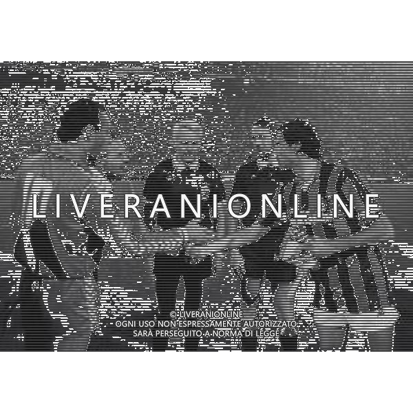 19-04-1989 MILANO SEMIFINALE DI RITORNO COPPA CAMPIONI MILAN-REAL MADRID 5-0 NELLA FOTO RICARDO GALLEGO E FRANCO BARESI I DUE CAPITANI SI SCAMBIANO I GAGLIARDETTI DAVANTI ALL\'ARBITRO ALEXIS PONNET AG ALDO LIVERANI SAS