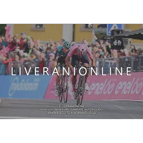 25-05-2022 Giro D\'italia; Tappa 17 Ponte Di Legno - Lavarone; 2022, Ineos - Grenadiers; 2022, Bora - Hansgrohe; Carapaz Antonio, Richard Antonio; Hindley, Jai; Lavarone; ©SIROTTI/AGENZIA ALDO LIVERANI SAS