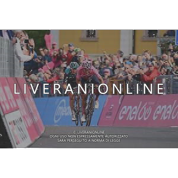 25-05-2022 Giro D\'italia; Tappa 17 Ponte Di Legno - Lavarone; 2022, Ineos - Grenadiers; 2022, Bora - Hansgrohe; Carapaz Antonio, Richard Antonio; Hindley, Jai; Lavarone; ©SIROTTI/AGENZIA ALDO LIVERANI SAS