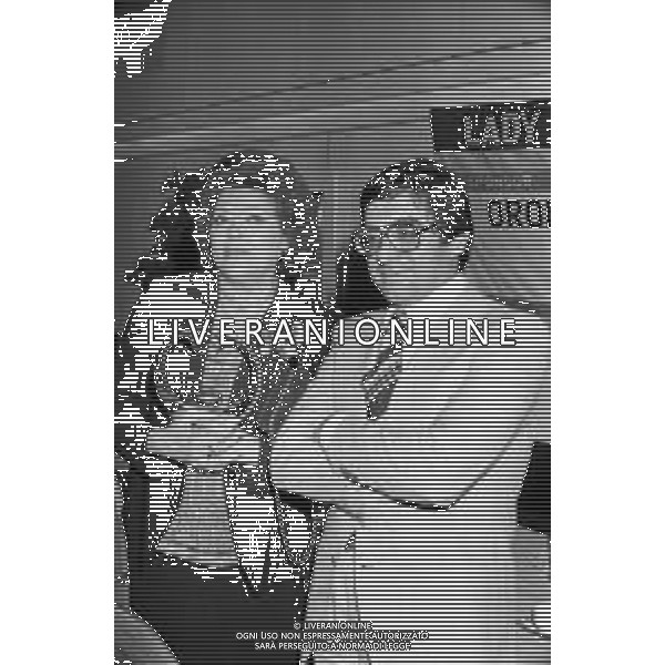CONCORSO LADY MILANO AL CASINO\' DI VENEZIA OTTOBRE 1981 NELLA FOTO LA CANTANTE NILLA PIZZI CON DINO SARTI ©Archivio Giovanni Liverani/AG. ALDO LIVERANI SAS