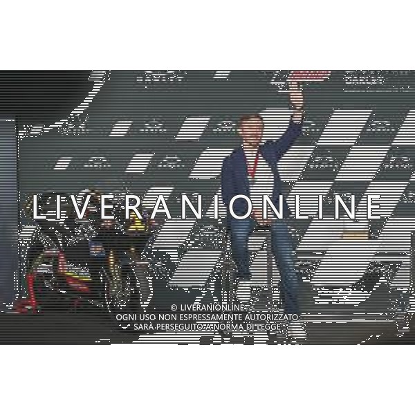 Alessio Marini/LMedia - Max Biagi receives the honor of MotoGP Legend - MotoGP World Championship May 27 2022 - Mugello International Circuit Mugello, Italy Max Biagi receives the honor of MotoGP Legend Photo showing: Max Biagi and the Aprilia 250cc bike @Alessio Marini/LiveMedia /AGENZIA ALDO LIVERANI SAS