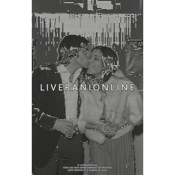 RETROSPETTIVA ROBERTO VECCHIONI CANTANTE NELLA FOTO ROBERTO VECCHIONI A SANREMO NELL\'ANNO 1973 CON LA MOGLIE IRENE BOZZI AG ALDO LIVERANI SAS