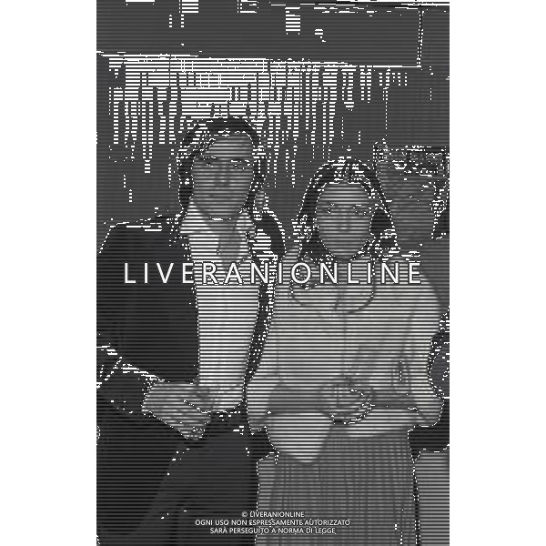 RETROSPETTIVA ROBERTO VECCHIONI CANTANTE NELLA FOTO ROBERTO VECCHIONI A SANREMO NELL\'ANNO 1973 CON LA MOGLIE IRENE BOZZI AG ALDO LIVERANI SAS
