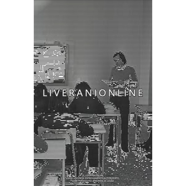 RETROSPETTIVA ROBERTO VECCHIONI CANTANTE NELLA FOTO ROBERTO VECCHIONI NELL\'ANNO 1973 INSEGNA A ROMA AG ALDO LIVERANI SAS
