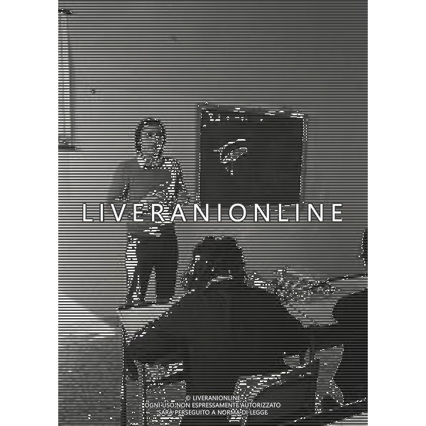 RETROSPETTIVA ROBERTO VECCHIONI CANTANTE NELLA FOTO ROBERTO VECCHIONI NELL\'ANNO 1973 INSEGNA A ROMA AG ALDO LIVERANI SAS