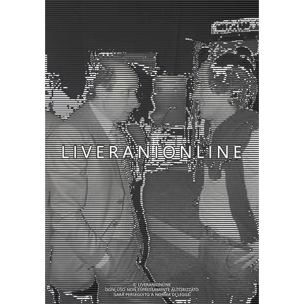 RETROSPETTIVA ROBERTO VECCHIONI CANTANTE NELLA FOTO ROBERTO VECCHIONI NELL\'ANNO 1975 IN CONCERTO A MILANO CON IL GIORNALISTA GIGI VESIGNA AG ALDO LIVERANI SAS