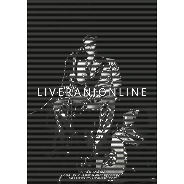 RETROSPETTIVA ROBERTO VECCHIONI CANTANTE NELLA FOTO ROBERTO VECCHIONI NELL\'ANNO 1975 IN CONCERTO A MILANO AG ALDO LIVERANI SAS