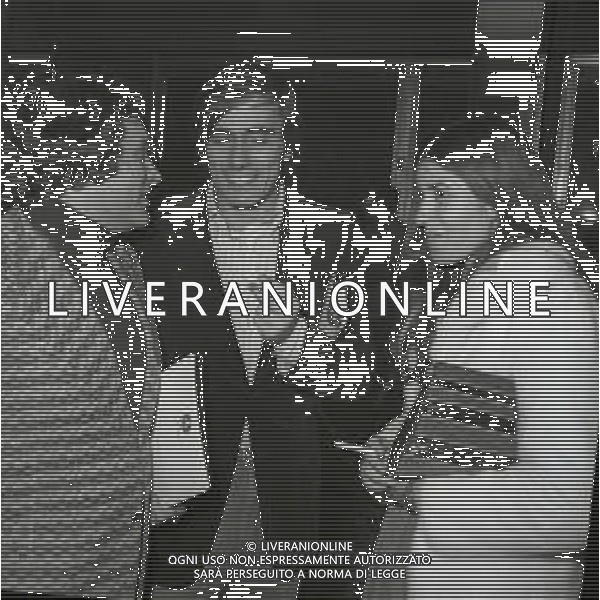 RETROSPETTIVA ROBERTO VECCHIONI CANTANTE NELLA FOTO ROBERTO VECCHIONI NELL\'ANNO 1975 A TERRAZZA MARTINI CON LA MOGLIE IRENE BOZZI A MILANO AG ALDO LIVERANI SAS 