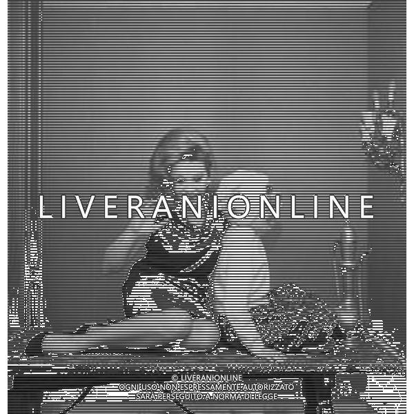 RETROSPETTIVA LIANA ORFEI ATTRICE E CIRCENSE NELLA FOTO CON LA FIGLIA CRISTINA NELLA SUA ABITAZIONE A ROMA IL 30 GENNAIO 1965 ©Archivio Giovanni Liverani/AGENZIA ALDO LIVERANI SAS