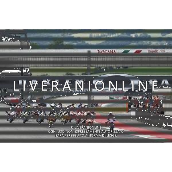Alessio Marini/LMedia - Gran Premio d\'Italia Oakley Race Moto2, Moto3 - MotoGP World Championship<stagioneSportiva> May 29 2022 - Mugello International Circuit Mugello, Italy Gran Premio d\'Italia Oakley Race Moto2, Moto3 Photo showing: the moto2 start race @Alessio Marini/LiveMedia /AGENZIA ALDO LIVERANI SAS