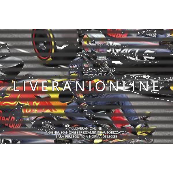 Race winner Sergio Perez (MEX) Red Bull Racing RB18 celebrates in parc ferme. 29.05.2022. Formula 1 World Championship, Rd 7, Monaco Grand Prix, Monte Carlo, Monaco, Race Day. - www.xpbimages.com, EMail: requests@xpbimages.com © Copyright: Batchelor / XPB Images/AGENZIA ALDO LIVERANI SAS - ITALY ONLY EDITORIAL USE ONLY