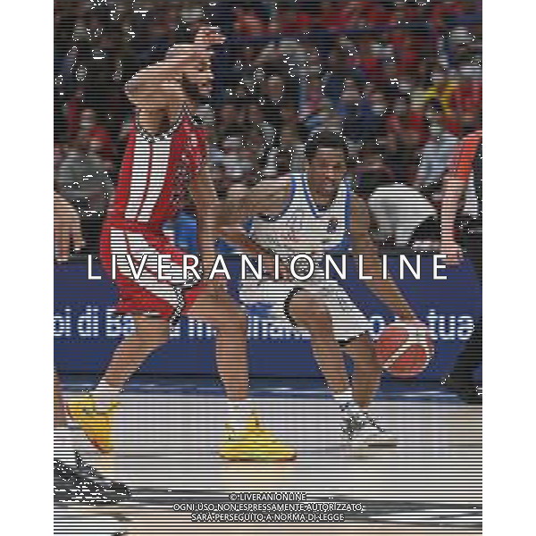 ¬© TVRG Gerald Robinson (Dinamo Sassari) e sulla SX Shavon Shields (Olimpia Milano) Assago (MI) 30-05-2022 Mediolanum Forum AX Armani Exchange Milano vs Banco di Sardegna Sassari Campionato Serie A UnipolSai gara 2 semifinale playoff foto Roberto Garavaglia/ag. Aldo Liverani sas/AGENZIA ALDO LIVERANI SAS