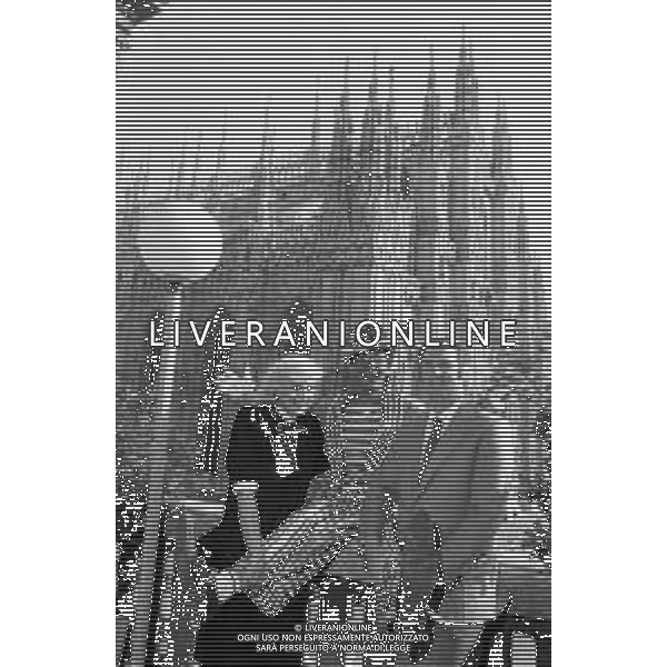 RETROSPETTIVA LIANA ORFEI ATTRICE E CIRCENSE NELLA FOTO CON IL FRATELLO RINALDO IN PIAZZA DUOMO A MILANO NEL 1983 PER FESTEGGIARE IL LORO CIRCORAMA 2000 ©Archivio Giovanni Liverani/AGENZIA ALDO LIVERANI SAS