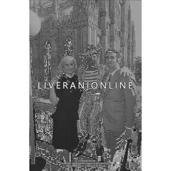 RETROSPETTIVA LIANA ORFEI ATTRICE E CIRCENSE NELLA FOTO CON IL FRATELLO RINALDO IN PIAZZA DUOMO A MILANO NEL 1983 PER FESTEGGIARE IL LORO CIRCORAMA 2000 ©Archivio Giovanni Liverani/AGENZIA ALDO LIVERANI SAS