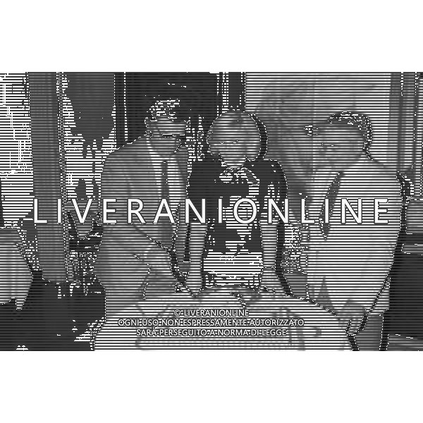 RETROSPETTIVA LIANA ORFEI ATTRICE E CIRCENSE NELLA FOTO CON IL FRATELLO RINALDO IN PIAZZA DUOMO A MILANO NEL 1983 PER FESTEGGIARE IL LORO CIRCORAMA 2000 ©Archivio Giovanni Liverani/AGENZIA ALDO LIVERANI SAS