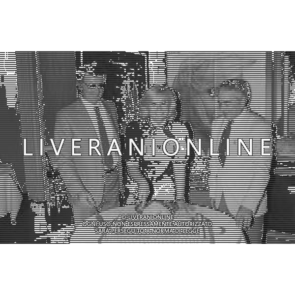 RETROSPETTIVA LIANA ORFEI ATTRICE E CIRCENSE NELLA FOTO CON IL FRATELLO RINALDO IN PIAZZA DUOMO A MILANO NEL 1983 PER FESTEGGIARE IL LORO CIRCORAMA 2000 ©Archivio Giovanni Liverani/AGENZIA ALDO LIVERANI SAS