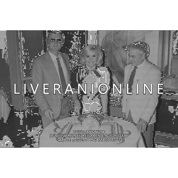 RETROSPETTIVA LIANA ORFEI ATTRICE E CIRCENSE NELLA FOTO CON IL FRATELLO RINALDO IN PIAZZA DUOMO A MILANO NEL 1983 PER FESTEGGIARE IL LORO CIRCORAMA 2000 ©Archivio Giovanni Liverani/AGENZIA ALDO LIVERANI SAS