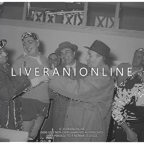 RETROSPETTIVA GINO BRAMIERI COMICO-CABARETTISTA-ATTORE-UMORISTA CONDUTTORE TELEVISIVO NELLA FOTO GINO BRAMIERI A MILANO NELL\'ANNO 1960 NEGLI SPOGLIATOI PER UNA PARTITA BENEFICA AG ALDO LIVERANI SAS 