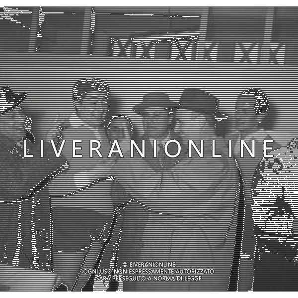 RETROSPETTIVA GINO BRAMIERI COMICO-CABARETTISTA-ATTORE-UMORISTA CONDUTTORE TELEVISIVO NELLA FOTO GINO BRAMIERI A MILANO NELL\'ANNO 1960 NEGLI SPOGLIATOI PER UNA PARTITA BENEFICA AG ALDO LIVERANI SAS 
