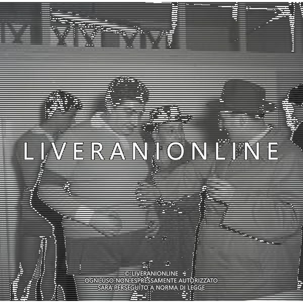 RETROSPETTIVA GINO BRAMIERI COMICO-CABARETTISTA-ATTORE-UMORISTA CONDUTTORE TELEVISIVO NELLA FOTO GINO BRAMIERI A MILANO NELL\'ANNO 1960 NEGLI SPOGLIATOI PER UNA PARTITA BENEFICA AG ALDO LIVERANI SAS 