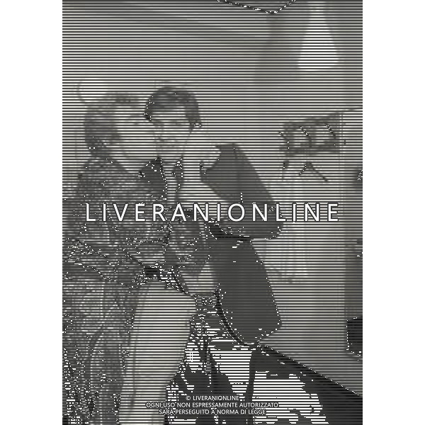 RETROSPETTIVA GINO BRAMIERI COMICO-CABARETTISTA-ATTORE-UMORISTA CONDUTTORE TELEVISIVO NELLA FOTO GINO BRAMIERI CON IL FIGLIO CESARE NEI CAMERINI NELLA COMMEDIA TEATRALE“CIELO MIO MARITO“ NELL\'ANNO 1974 AG ALDO LIVERANI SAS