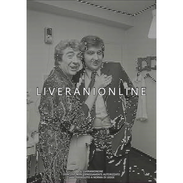RETROSPETTIVA GINO BRAMIERI COMICO-CABARETTISTA-ATTORE-UMORISTA CONDUTTORE TELEVISIVO NELLA FOTO GINO BRAMIERI CON IL FIGLIO CESARE NEI CAMERINI NELLA COMMEDIA TEATRALE“CIELO MIO MARITO“ NELL\'ANNO 1974 AG ALDO LIVERANI SAS