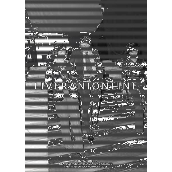 RETROSPETTIVA GINO BRAMIERI COMICO-CABARETTISTA-ATTORE-UMORISTA CONDUTTORE TELEVISIVO NELLA FOTO CESARE BRAMIERI CON AMICA FA VISITA AL PADRE GINO BRAMIERI NELLA COMMEDIA TEATRALE“CIELO MIO MARITO“ NELL\'ANNO 1974 AG ALDO LIVERANI SAS