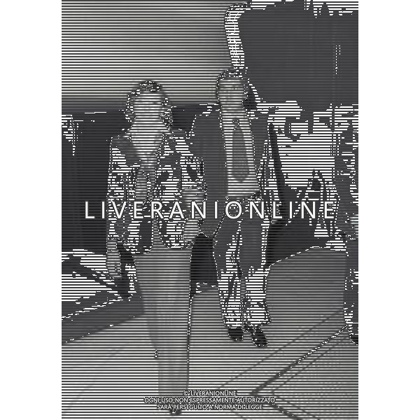 RETROSPETTIVA GINO BRAMIERI COMICO-CABARETTISTA-ATTORE-UMORISTA CONDUTTORE TELEVISIVO NELLA FOTO CESARE BRAMIERI CON AMICA FA VISITA AL PADRE GINO BRAMIERI NELLA COMMEDIA TEATRALE“CIELO MIO MARITO“ NELL\'ANNO 1974 AG ALDO LIVERANI SAS
