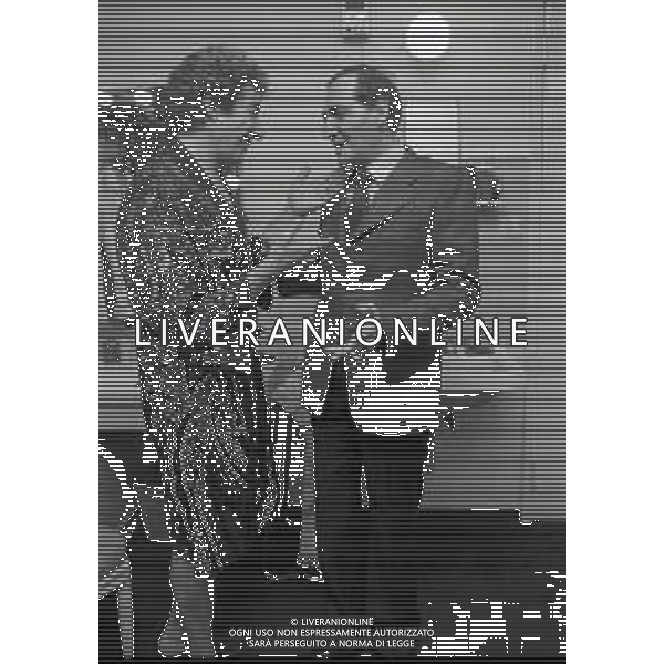 RETROSPETTIVA GINO BRAMIERI COMICO-CABARETTISTA-ATTORE-UMORISTA CONDUTTORE TELEVISIVO NELLA FOTO GINO BRAMIERI NELLA COMMEDIA TEATRALE“CIELO MIO MARITO“ NELL\'ANNO 1974 AG ALDO LIVERANI SAS