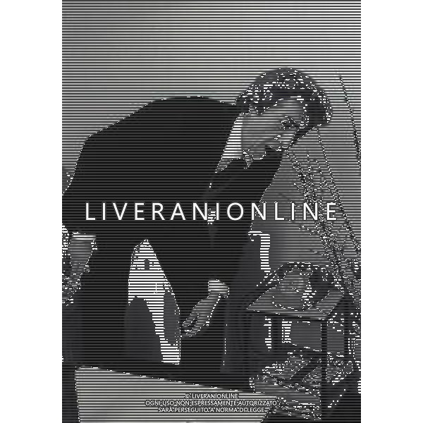 RETROSPETTIVA GINO BRAMIERI COMICO-CABARETTISTA-ATTORE-UMORISTA CONDUTTORE TELEVISIVO NELLA FOTO GINO BRAMIERI A MILANO NELL\'ANNO 1975 AG ALDO LIVERANI SAS 