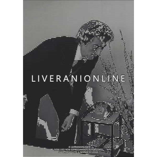 RETROSPETTIVA GINO BRAMIERI COMICO-CABARETTISTA-ATTORE-UMORISTA CONDUTTORE TELEVISIVO NELLA FOTO GINO BRAMIERI A MILANO NELL\'ANNO 1975 AG ALDO LIVERANI SAS 