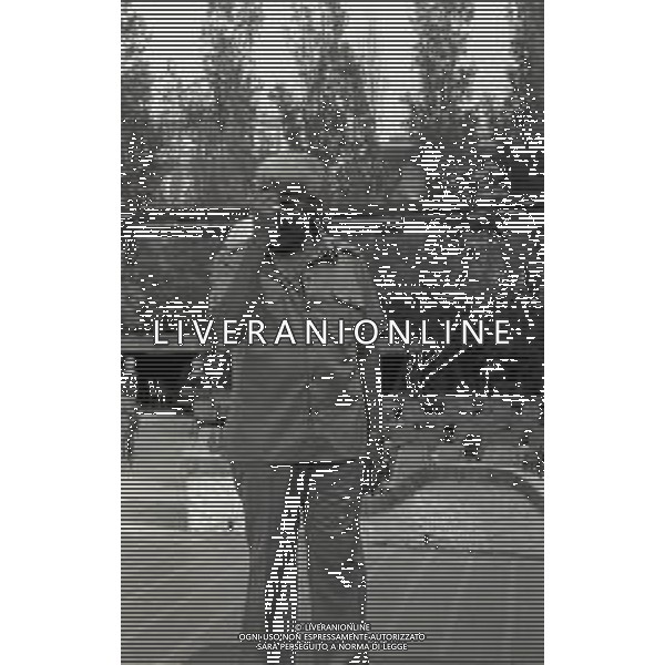 RETROSPETTIVA GINO BRAMIERI COMICO-CABARETTISTA-ATTORE-UMORISTA CONDUTTORE TELEVISIVO NELLA FOTO GINO BRAMIERI A MARINA DI RAVENNA NELL\'ANNO 1977 AG ALDO LIVERANI SAS