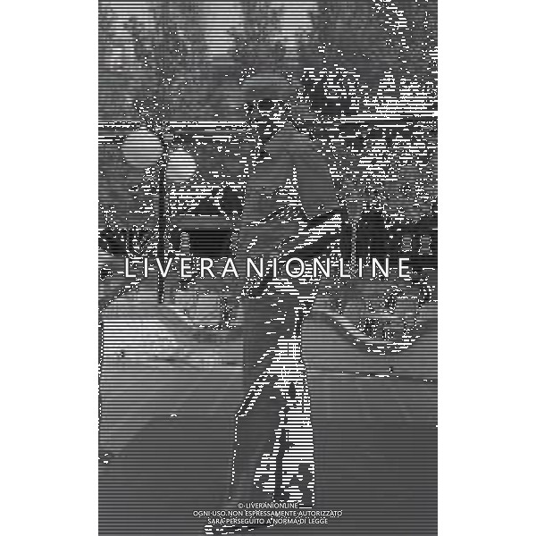RETROSPETTIVA GINO BRAMIERI COMICO-CABARETTISTA-ATTORE-UMORISTA CONDUTTORE TELEVISIVO NELLA FOTO GINO BRAMIERI A MARINA DI RAVENNA NELL\'ANNO 1977 AG ALDO LIVERANI SAS