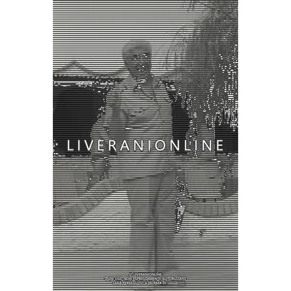 RETROSPETTIVA GINO BRAMIERI COMICO-CABARETTISTA-ATTORE-UMORISTA CONDUTTORE TELEVISIVO NELLA FOTO GINO BRAMIERI A MARINA DI RAVENNA NELL\'ANNO 1977 AG ALDO LIVERANI SAS