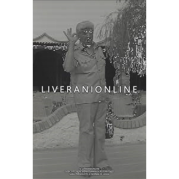 RETROSPETTIVA GINO BRAMIERI COMICO-CABARETTISTA-ATTORE-UMORISTA CONDUTTORE TELEVISIVO NELLA FOTO GINO BRAMIERI A MARINA DI RAVENNA NELL\'ANNO 1977 AG ALDO LIVERANI SAS
