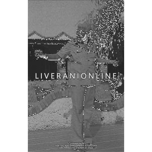 RETROSPETTIVA GINO BRAMIERI COMICO-CABARETTISTA-ATTORE-UMORISTA CONDUTTORE TELEVISIVO NELLA FOTO GINO BRAMIERI A MARINA DI RAVENNA NELL\'ANNO 1977 AG ALDO LIVERANI SAS