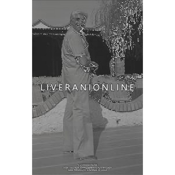 RETROSPETTIVA GINO BRAMIERI COMICO-CABARETTISTA-ATTORE-UMORISTA CONDUTTORE TELEVISIVO NELLA FOTO GINO BRAMIERI A MARINA DI RAVENNA NELL\'ANNO 1977 AG ALDO LIVERANI SAS