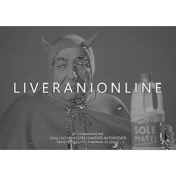 RETROSPETTIVA GINO BRAMIERI COMICO-CABARETTISTA-ATTORE-UMORISTA CONDUTTORE TELEVISIVO NELLA FOTO GINO BRAMIERI GIRA LO SPOT PUBBLICITARIO “SOLE PIATTI“NELL\'ANNO 1983 AG ALDO LIVERANI SAS  