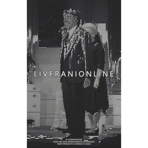 RETROSPETTIVA GINO BRAMIERI COMICO-CABARETTISTA-ATTORE-UMORISTA CONDUTTORE TELEVISIVO NELLA FOTO GINO BRAMIERI A MILANO NELL\'ANNO 1979 NELLA COMMEDIA TEATRALE“POVERA ITALIA“ AG ALDO LIVERANI SAS   