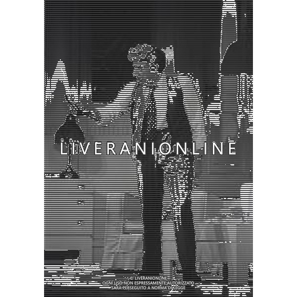 RETROSPETTIVA GINO BRAMIERI COMICO-CABARETTISTA-ATTORE-UMORISTA CONDUTTORE TELEVISIVO NELLA FOTO GINO BRAMIERI A MILANO NELL\'ANNO 1979 NELLA COMMEDIA TEATRALE“POVERA ITALIA“ AG ALDO LIVERANI SAS   