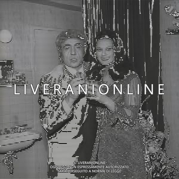 RETROSPETTIVA GINO BRAMIERI COMICO-CABARETTISTA-ATTORE-UMORISTA CONDUTTORE TELEVISIVO NELLA FOTO GINO BRAMIERI CON GIANNA SERRA A MILANO NELL\'ANNO 1979 NELLA COMMEDIA TEATRALE“POVERA ITALIA“ AG ALDO LIVERANI SAS    