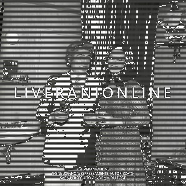 RETROSPETTIVA GINO BRAMIERI COMICO-CABARETTISTA-ATTORE-UMORISTA CONDUTTORE TELEVISIVO NELLA FOTO GINO BRAMIERI CON GIANNA SERRA A MILANO NELL\'ANNO 1979 NELLA COMMEDIA TEATRALE“POVERA ITALIA“ AG ALDO LIVERANI SAS    