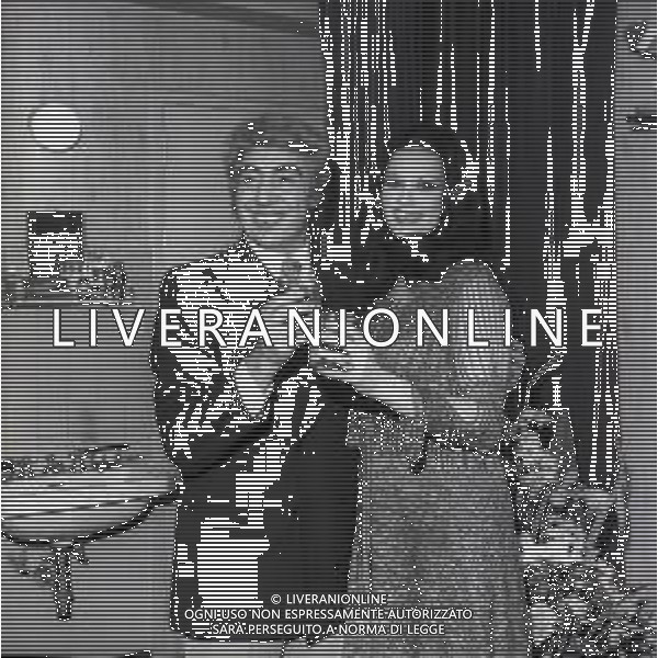 RETROSPETTIVA GINO BRAMIERI COMICO-CABARETTISTA-ATTORE-UMORISTA CONDUTTORE TELEVISIVO NELLA FOTO GINO BRAMIERI CON GIANNA SERRA A MILANO NELL\'ANNO 1979 NELLA COMMEDIA TEATRALE“POVERA ITALIA“ AG ALDO LIVERANI SAS    